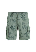 Grüne Cargo-Shorts mit einem sich wiederholenden Muster tropischer Motive, zwei seitlichen Taschen und einem Knopfverschluss mit Gürtelschlaufen.