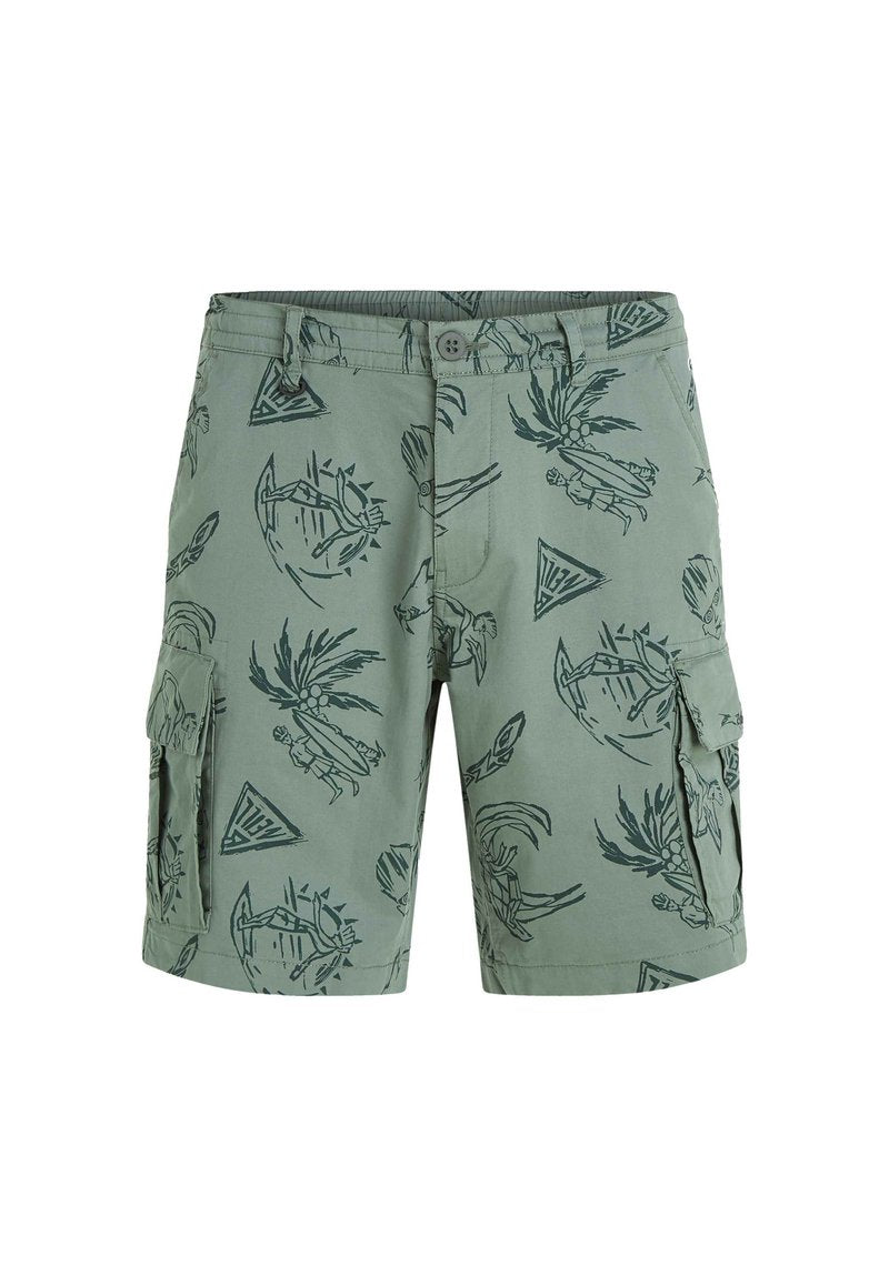 Grüne Cargo-Shorts mit einem sich wiederholenden Muster tropischer Motive, zwei seitlichen Taschen und einem Knopfverschluss mit Gürtelschlaufen.