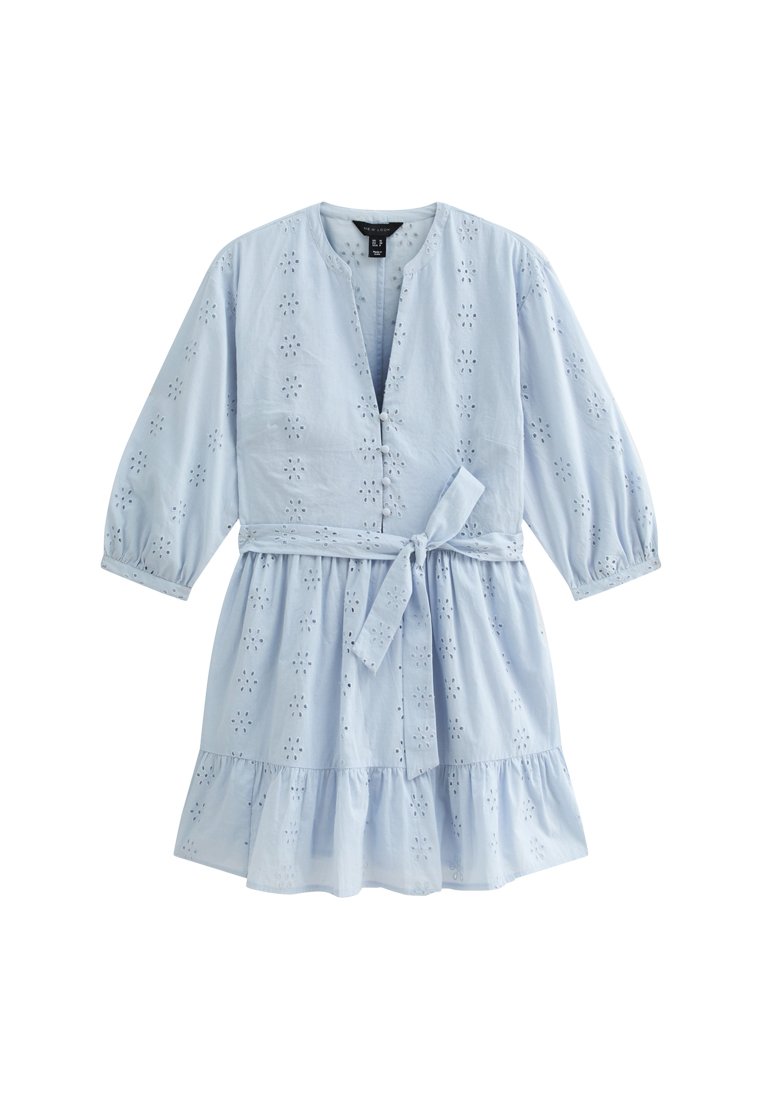 Hellblaues Kleid mit 3/4-Ärmeln, durchbrochenem Blumenmuster, V-Ausschnitt, elastischem Taillenbund und einem Rüschensaum. Inklusive passendem Gürtel.