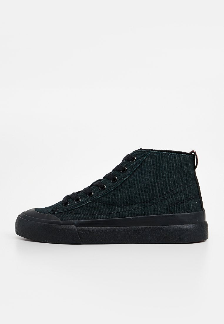 Hohe Sneaker aus dunkelgrünem Canvas mit schwarzer Gummisohle. Verfügen über runde Schnürsenkel und ein dezentes strukturiertes Muster.