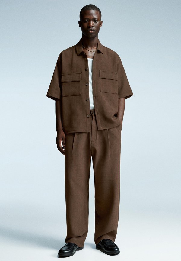 Bershka SUPER BAGGY TAILORED - Trousers - brown