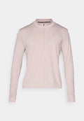 Langärmeliger Pullover mit Reißverschluss aus hellrosa Stoff mit glatter Textur. Mit einem grauen Nike-Logo auf der linken Brust.