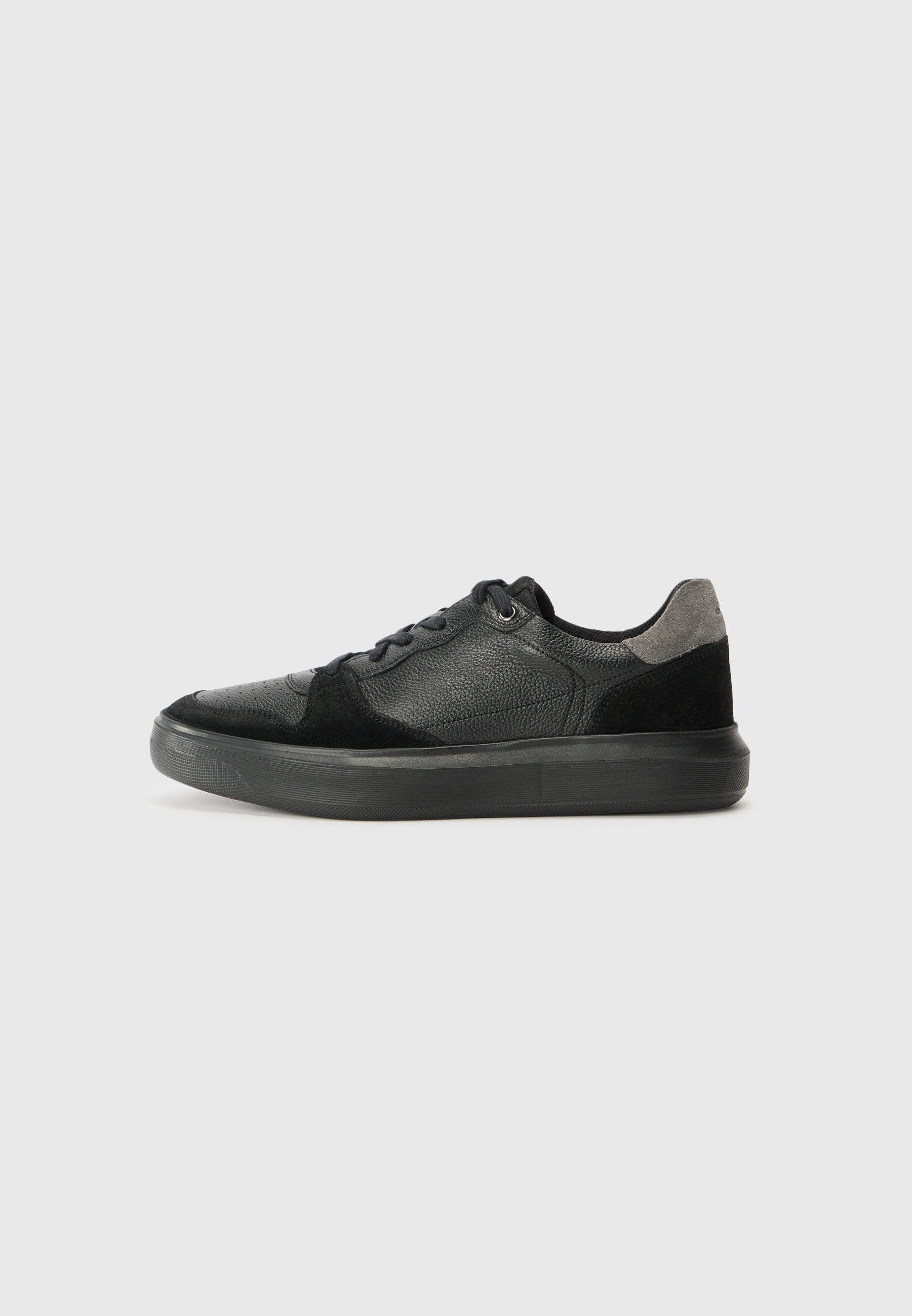 Schwarze Sneaker aus einer Mischung von strukturiertem Leder und Wildleder, mit runder Zehenpartie, flacher schwarzer Sohle und schwarzen Schnürsenkeln. Dezente graue Akzente.