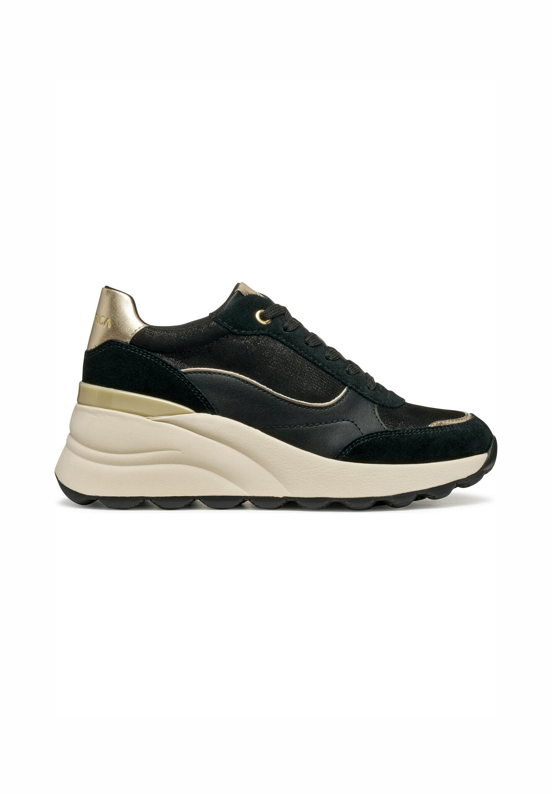 Schwarzer und goldener Sportschuh mit Obermaterial aus Wildleder und Mesh, klobiger beiger Sohle, runder Zehenform, flachen Schnürsenkeln und goldenen Hardware-Akzenten.