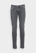 Graue Jeans aus Denim im Slim-Fit, mit einem 5-Taschen-Design und dezente Nähte entlang der Nähte. Klassischer Knopf- und Reißverschluss.
