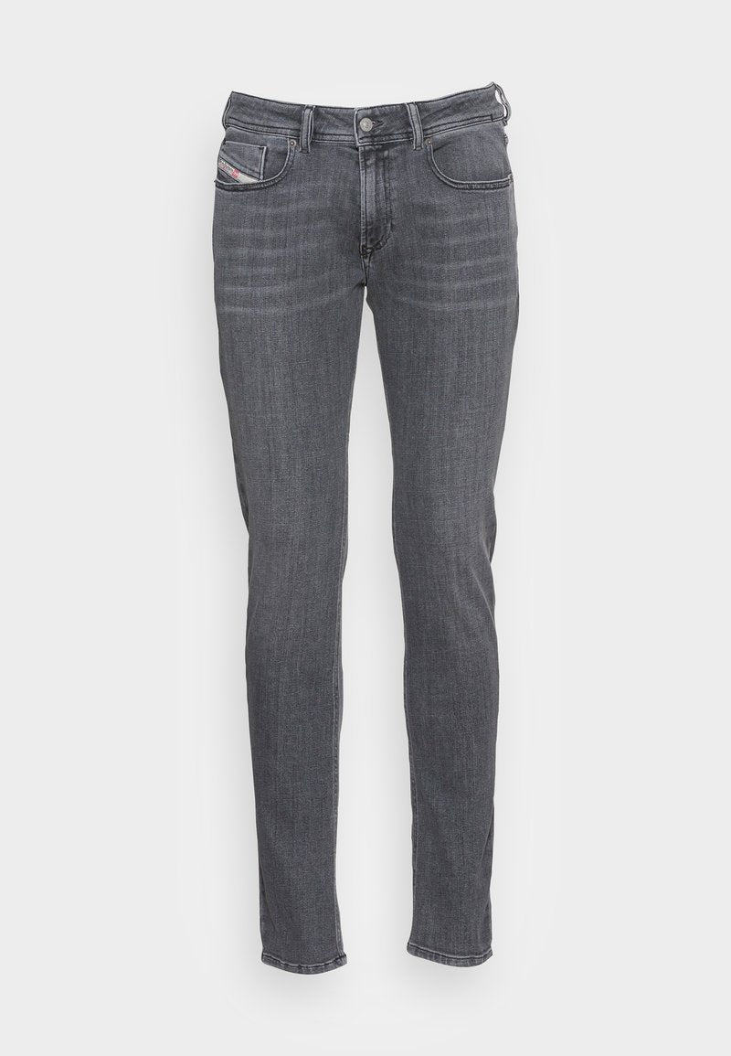 Graue Jeans aus Denim im Slim-Fit, mit einem 5-Taschen-Design und dezente Nähte entlang der Nähte. Klassischer Knopf- und Reißverschluss.