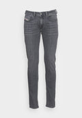 Graue Jeans aus Denim im Slim-Fit, mit einem 5-Taschen-Design und dezente Nähte entlang der Nähte. Klassischer Knopf- und Reißverschluss.