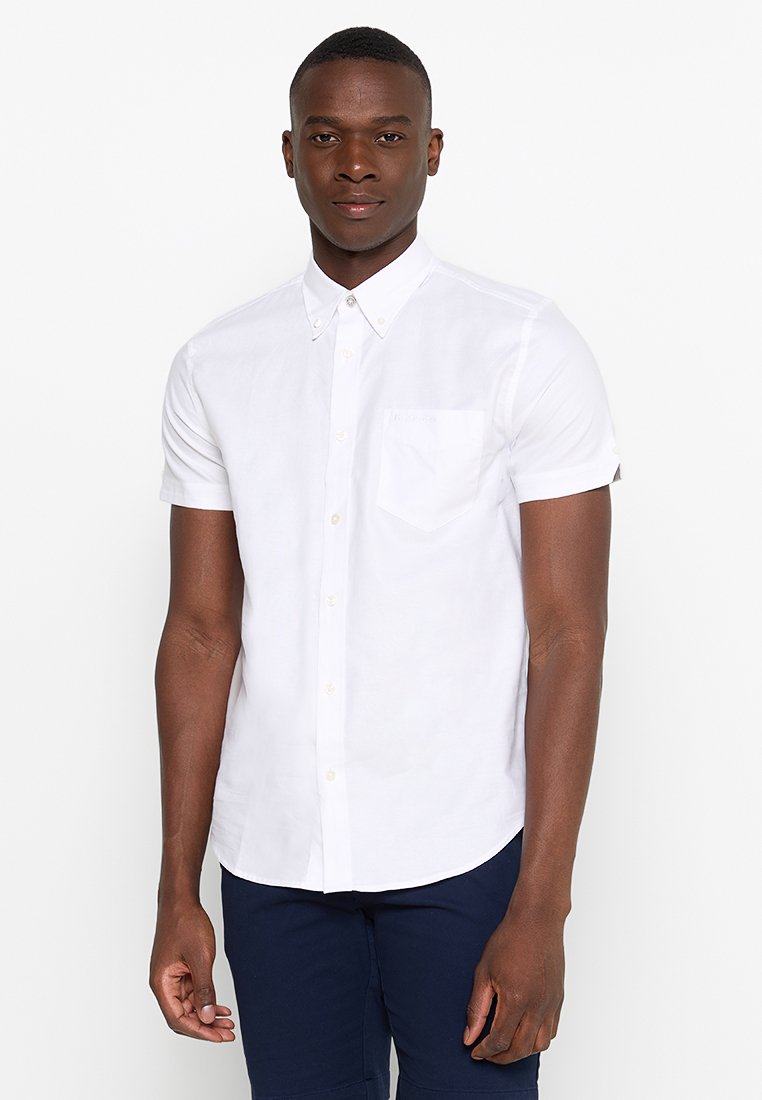 Weiße kurzärmlige Button-Down-Hemd aus leichtem Stoff, mit einer Brusttasche und einem klassischen Kragen. Glatte Textur, reguläre Passform.