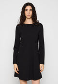 Schwarzes langärmliges Kleid mit rundem Ausschnitt, zwei seitlichen Taschen und einem leicht ausgestellten Saum. Hergestellt aus glattem, weichem Stoff, mit minimalen Hardwareakzenten.