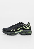 Schwarzer und neongrüner Nike Air Max Sneaker mit sichtbarer Luftdämpfung in der Sohle und wellenförmigen Designmustern am Obermaterial.