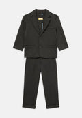 Grau zweiteiliger Anzug bestehend aus einem taillierten Blazer mit Reverskragen und passenden Hosen mit hochgekrempelten Cuffs. Weicher, strukturierter Stoff.