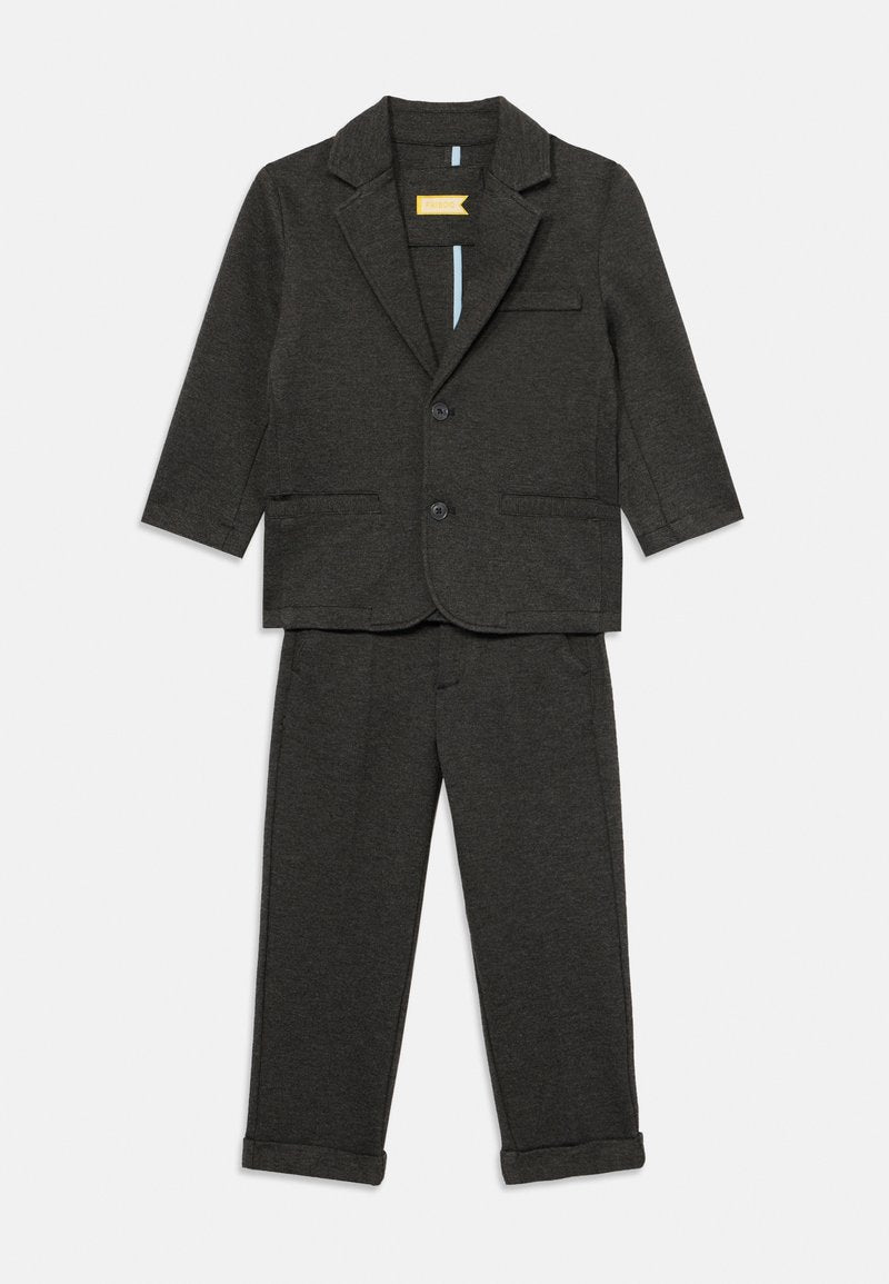 Grau zweiteiliger Anzug bestehend aus einem taillierten Blazer mit Reverskragen und passenden Hosen mit hochgekrempelten Cuffs. Weicher, strukturierter Stoff.
