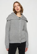 Grau gestrickte Strickjacke mit einem breiten, strukturierten Kragen mit metallischen Akzenten, vorderem Knopfverschluss und gerippten Ärmeln.