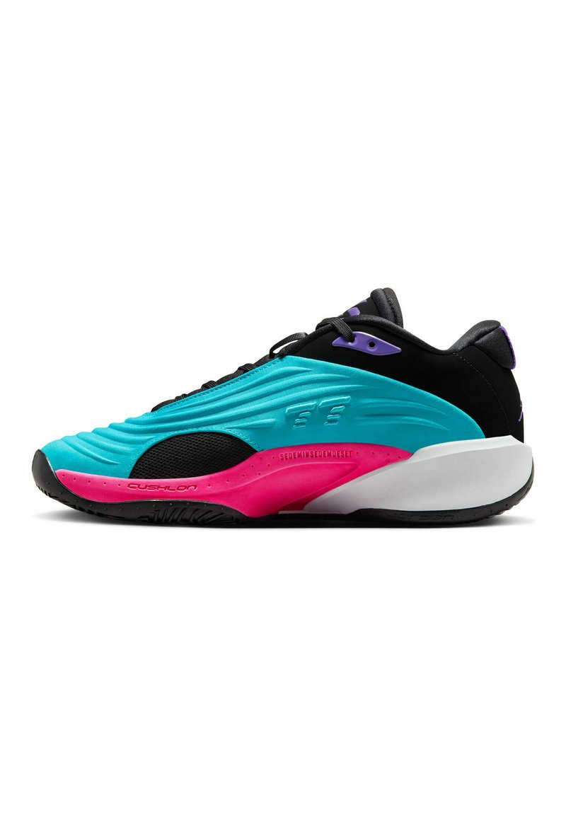 Sportliche Sneakers mit einem türkisfarbenen Obermaterial und geriffelter Textur, schwarzen Akzenten, einer pinken Zwischensohle und einer weißen Außensohle. Leichtes Design mit Schnürsenkeln.