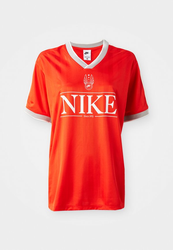 Nike Sportswear V NECK - Print T-shirt - picante red sail midnight navy sail
