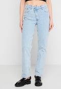 Helle blaue Denim-Jeans mit geradem Bein, hoher Taille, Knopfverschluss und vorderen Taschen. Weiche Textur mit dezenten Ausbleichungen.