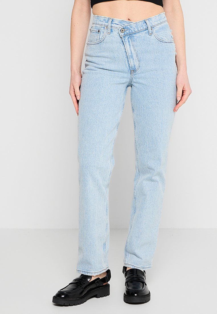 Helle blaue Denim-Jeans mit geradem Bein, hoher Taille, Knopfverschluss und vorderen Taschen. Weiche Textur mit dezenten Ausbleichungen.