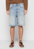 Hellblaue Jeansshorts mit lockerem Schnitt, verwaschenem Look, geradem Schnitt, Fünf-Taschen-Design und ausgefranstem Saum.