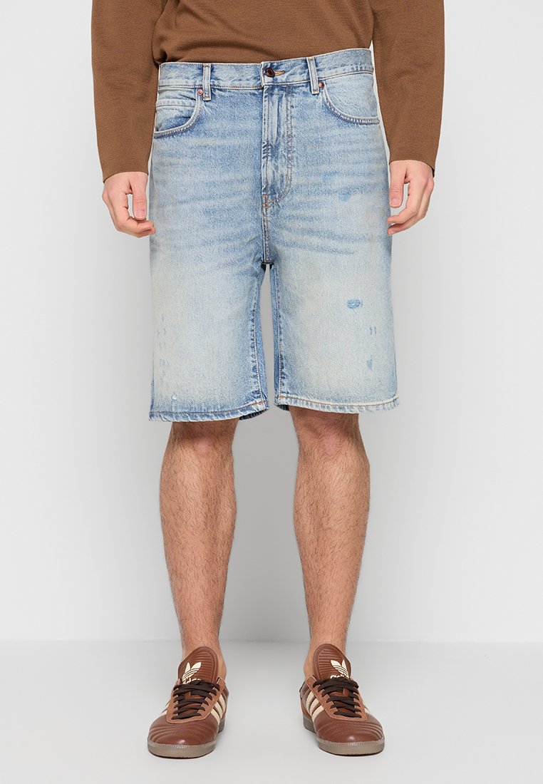Hellblaue Jeansshorts mit lockerem Schnitt, verwaschenem Look, geradem Schnitt, Fünf-Taschen-Design und ausgefranstem Saum.