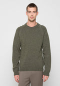 Olivgrüner, gestrickter Pullover mit Rundhalsausschnitt, gerippten Bündchen und einer strukturierten Oberfläche. Das Design zeichnet sich durch Raglanärmel und eine lockere Passform aus.