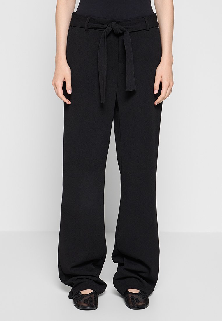 Schwarze weit geschnittene Hose mit einem gebundenen Taillengürtel, aus leichtem Stoff gefertigt, mit glatter Textur und ohne sichtbare Muster.