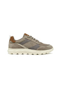 Graue Wildledersneaker mit braunen Lederelementen, runder Zehenform, strukturiertem Gummisohle und kontrastierenden dunkelgrauen Seitenpanels.