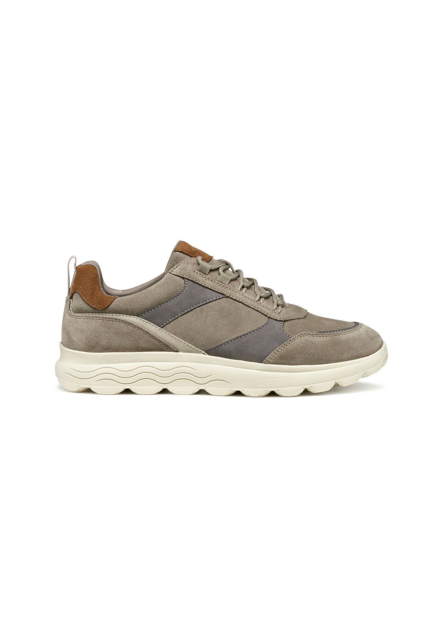 Graue Wildledersneaker mit braunen Lederelementen, runder Zehenform, strukturiertem Gummisohle und kontrastierenden dunkelgrauen Seitenpanels.