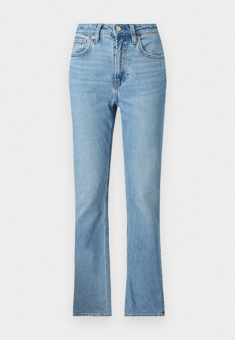 Hellblaue Jeans mit hoher Taille, ausgestelltem Bein und klassischem Fünf-Taschen-Stil. Mit Gürtelschlaufen und sichtbaren Nähten.