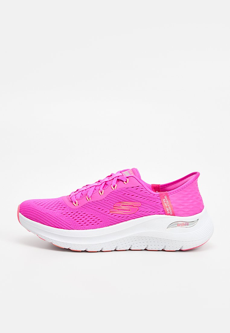 Helles pinkfarbenes Skechers Slip-On-Sneaker mit weißer gepolsterter Sohle, atmungsaktivem Mesh-Obermaterial und dekorativen Schnürsenkeln, seitlich dargestellt.