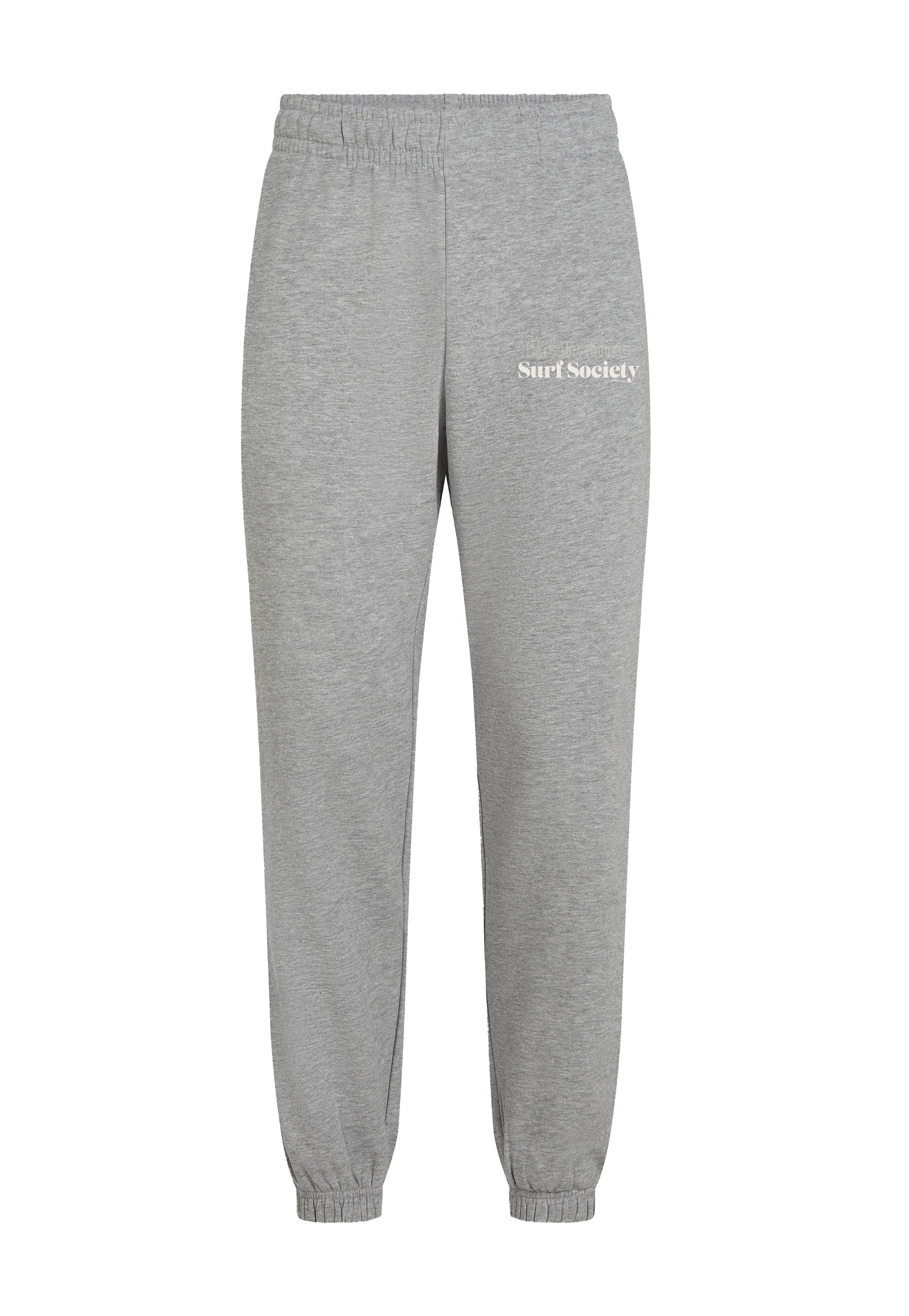 Graue Sweatpants aus weichem Baumwollstoff, mit einem elastischen Bund und gerippten Knöcheln. Der Text "Surf Society" ist auf dem linken Oberschenkel aufgedruckt.