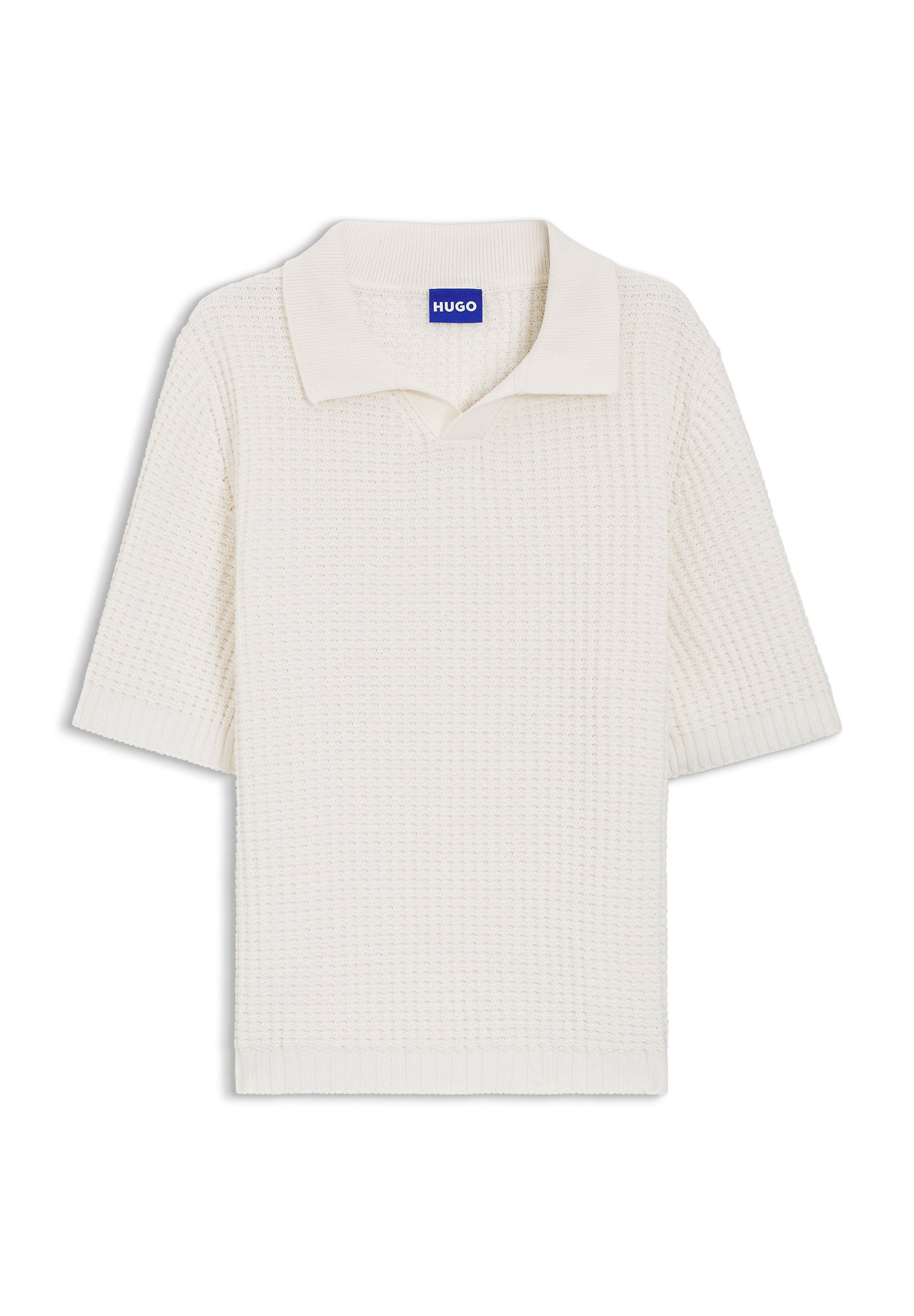 Weißes kurzärmeliges Strick-Poloshirt mit strukturiertem Muster, geripptem Kragen und Bündchen, mit gebrandetem Hugo-Label im inneren Kragen.