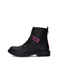 Schwarze Leder-Stiefelette mit Schnürung, pinkem Gummi-Akzentetikett mit der Aufschrift "GOOD VIBES" und strukturiertem schwarzen Sohlen.