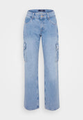 Helle blaue Denim-Cargo-Hosen mit geradem Bein, seitlichen Taschen und Knopfverschluss. Sie verfügen über einen klassischen Bund und leichte Verwaschungen.