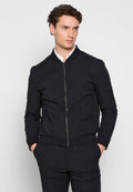 Schwarze Bomberjacke aus glattem Stoff, mit einem Reißverschluss vorne, gerippten Bündchen und Saum sowie einem minimalistischen Design.