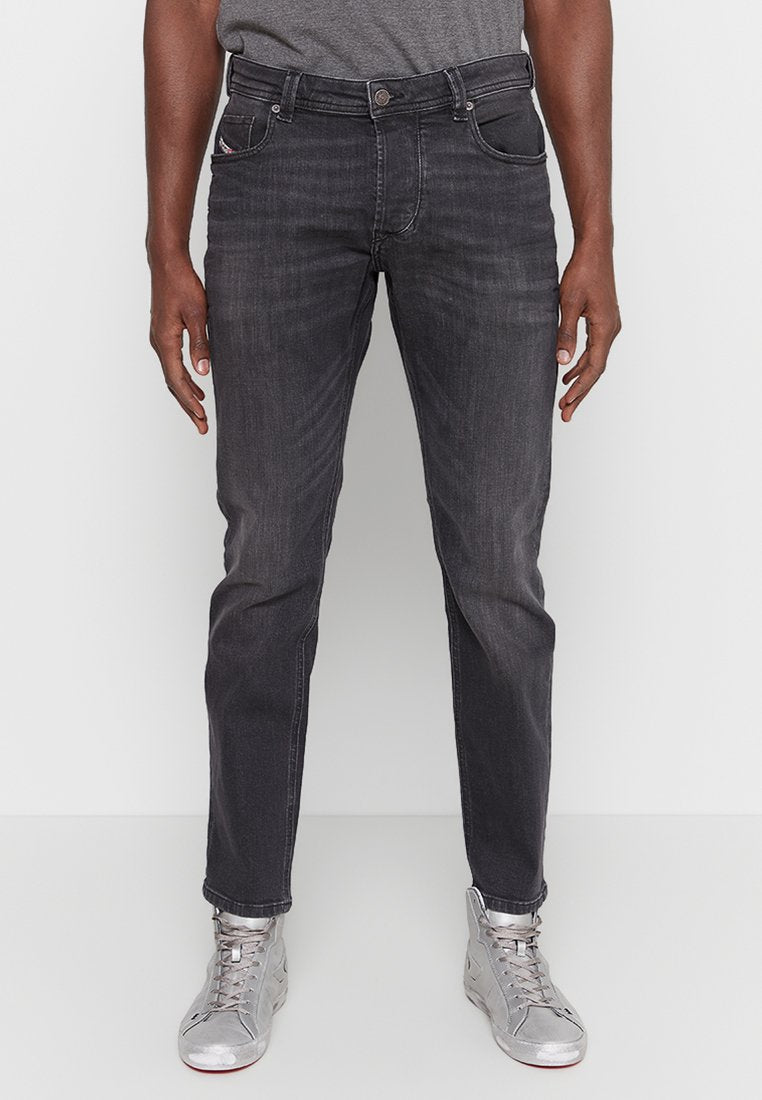 Schlanke, dunkelgraue Jeans aus Denim mit einem klassischen Fünf-Taschen-Design, dezenten Ausbleichungen und einem Reißverschluss mit Knopfverschluss.
