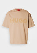 Pfirsichfarbene Overzised-T-Shirt aus weicher Baumwolle, mit erhabenem "HUGO"-Logo in der Mitte. Kurze Ärmel und runder Halsausschnitt.