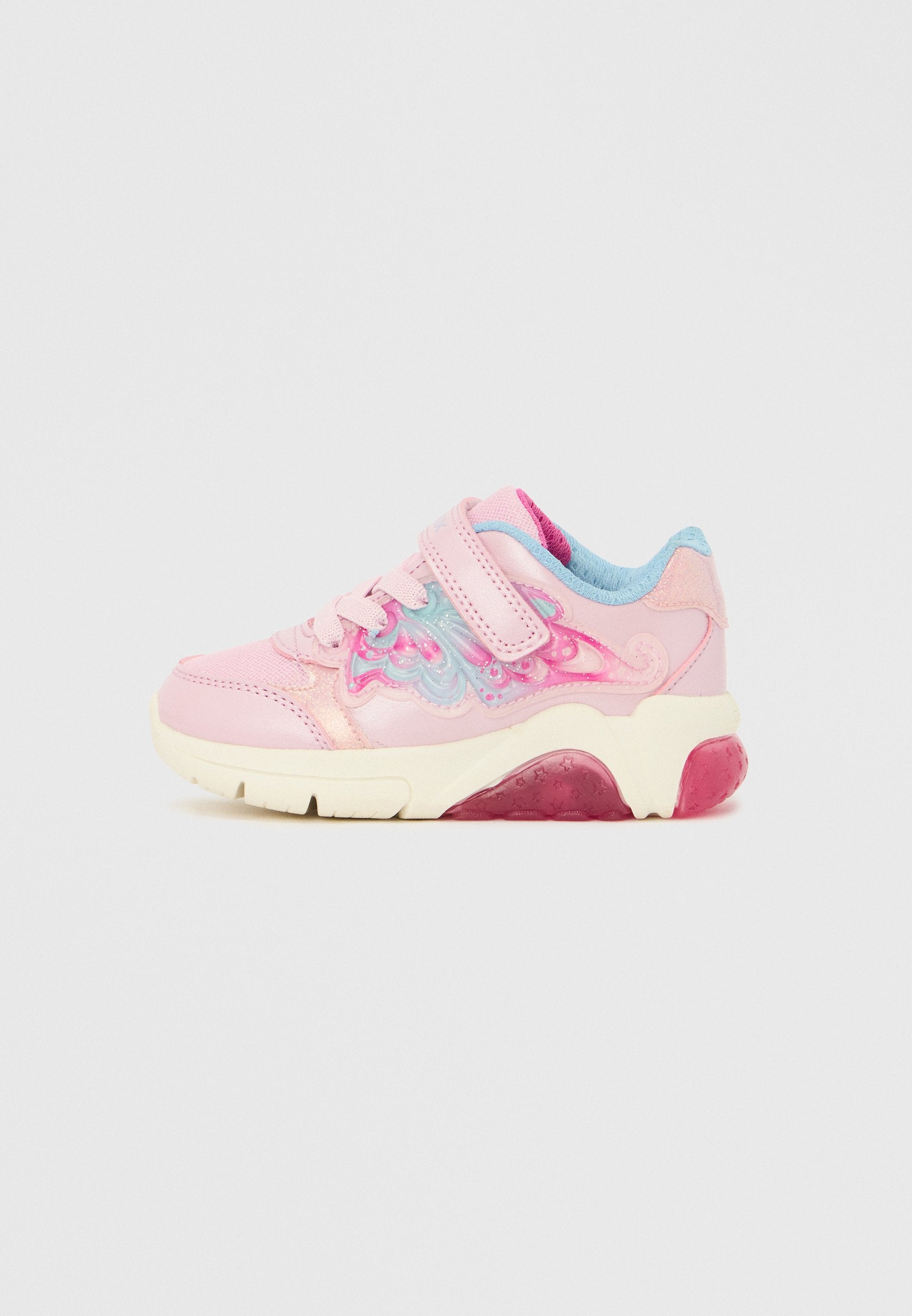 Rosafarbener Sneaker mit glänzendem Finish, gestaltet mit hellblauen Akzenten und einem wellenförmigen, mehrfarbigen Muster. Verfügt über einen Klettverschluss und eine dicke Sohle.
