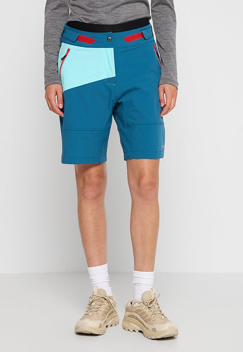 Blaue Shorts mit einer kontrastierenden hellblauen Tasche, roten Akzenten und einer figurschmeichelnden Passform. Hergestellt aus strapazierfähigem Material, geeignet für Outdoor-Aktivitäten.