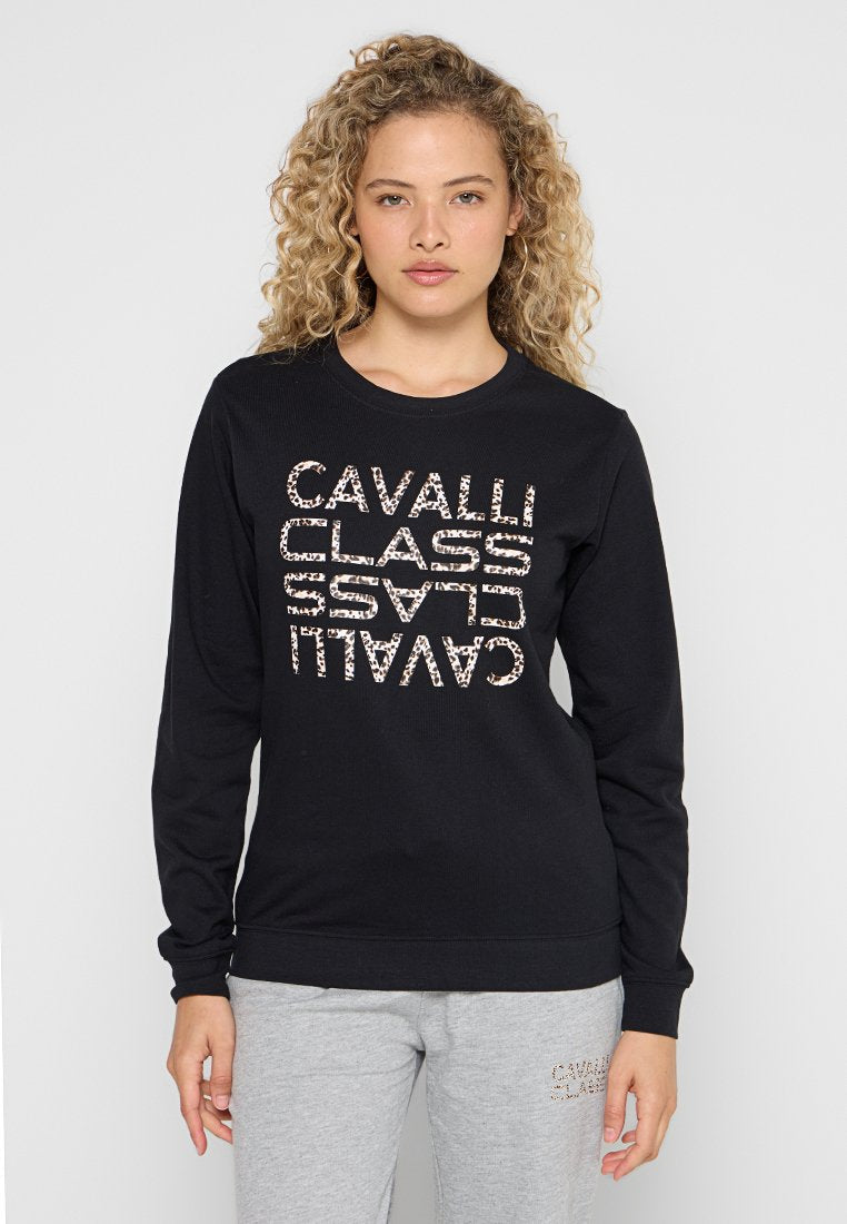 Schwarzer Pullover mit langen Ärmeln, der bedruckte Text im Leopardenmuster mit den Worten "CAVALLI CLASS" in Gold und Silber zeigt, mit Rundhalsausschnitt und gerippten Bündchen.
