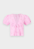 Rosa Bluse mit kurzen Ärmeln, V-Ausschnitt, Bindefront und Knopfverschluss. Ausgestattet mit floralem Bestickungen und Puffärmeln.