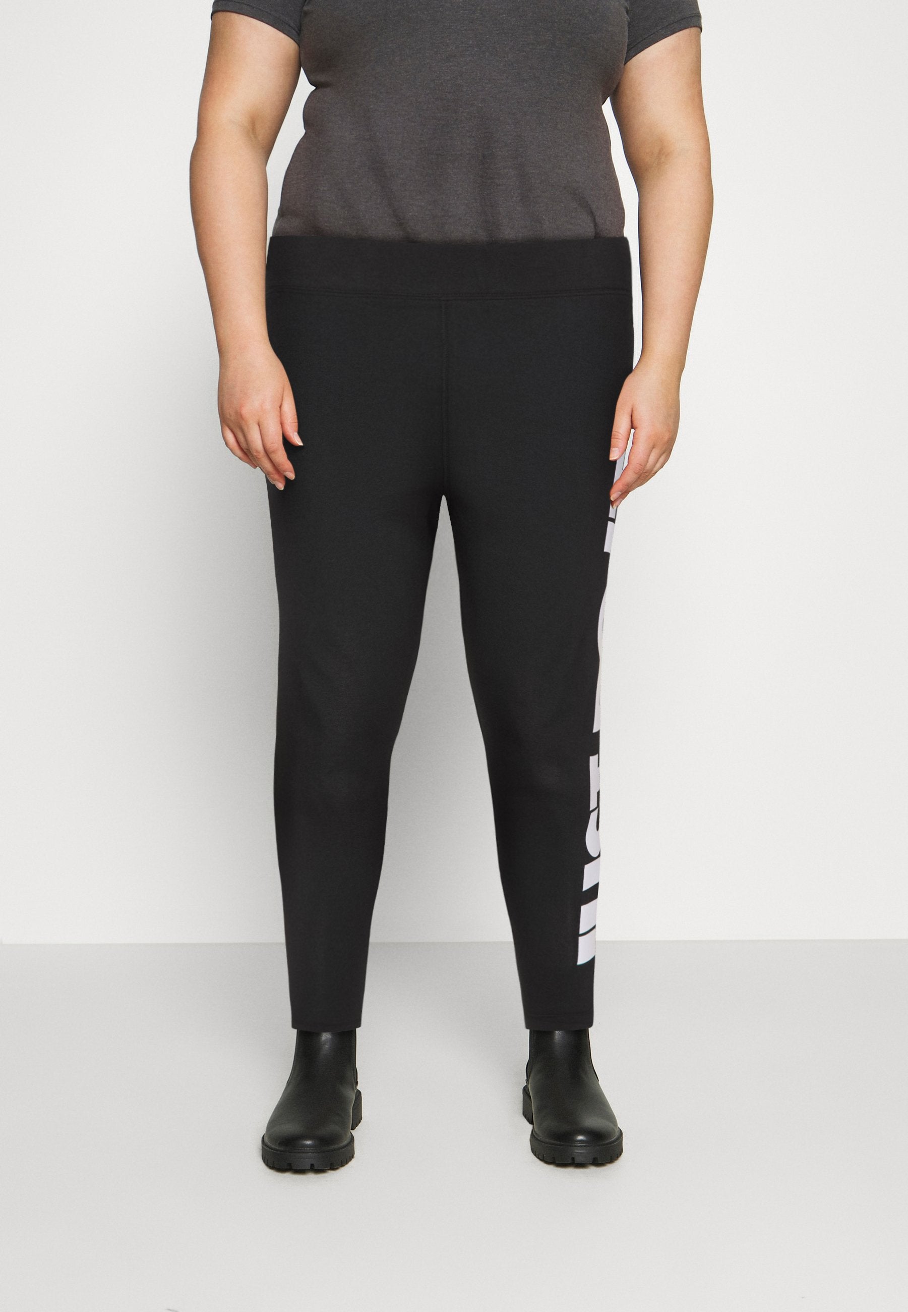 Nike Sportswear PLUS