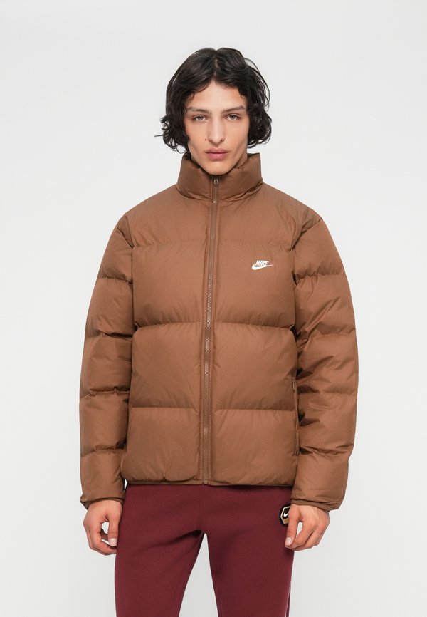 Nike Sportswear CLUB PUFFER JACKET - Down jacket - mosswood brown/white