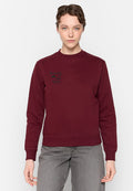 Burgunderfarbenes Sweatshirt mit Rundhals, langen Ärmeln und gerippten Bündchen. Auf der Brust befindet sich ein schwarzer grafischer Text "Frauen der Wellen".