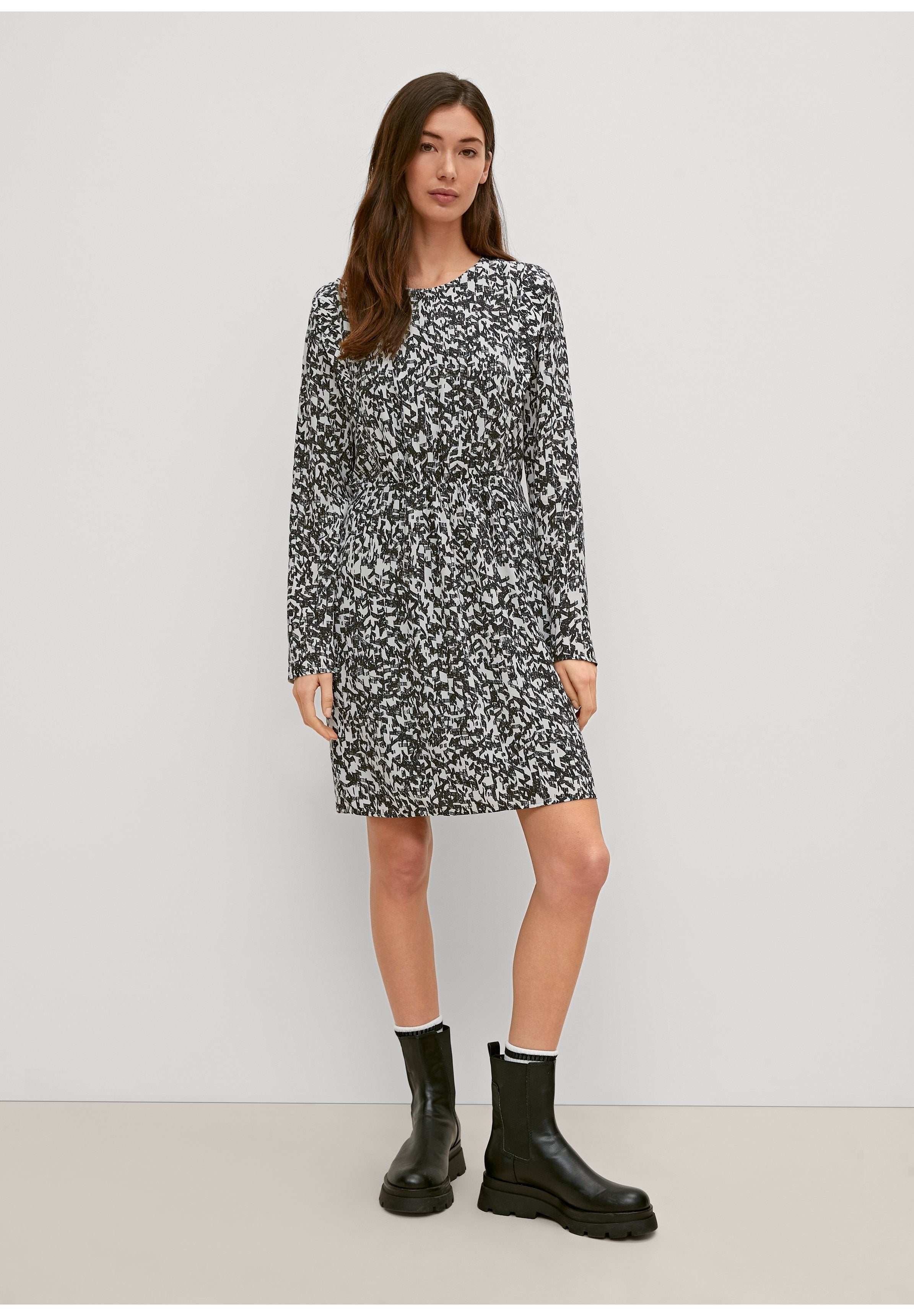 comma casual identity  MIT ALLOVER MUSTER