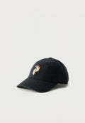 Schwarze Baseballkappe mit gebogenem Schirm und einem mehrfarbigen geometrischen bestickten Logo auf dem linken vorderen Bereich.