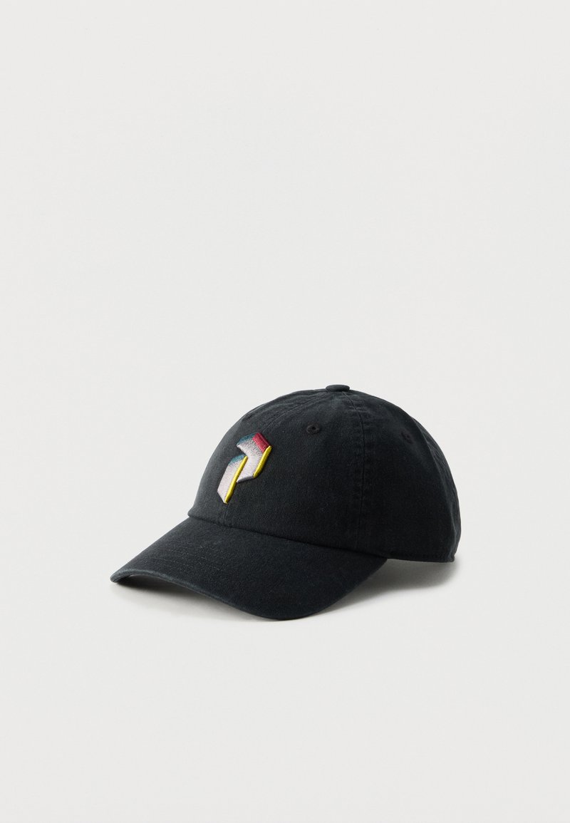 Schwarze Baseballkappe mit gebogenem Schirm und einem mehrfarbigen geometrischen bestickten Logo auf dem linken vorderen Bereich.