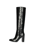 Schwarze Lederstiefel bis zum Knie mit glänzender Oberfläche, quadratischem Absatz und eleganter Silhouette. Verfügt über eine glatte Textur und minimalen Zierrat.