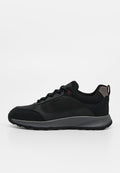 Schwarzer Low-Top-Sneaker mit grauer Sohle, Schnürung vorne, gepolstertem Kragen und Zuglasche an der Ferse, von der Außenseite gezeigt.