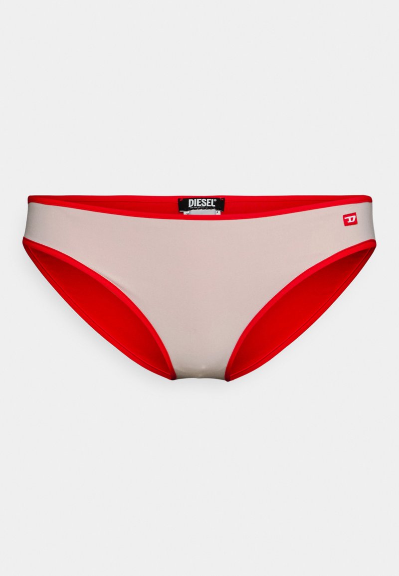 Beige Bikini-Briefs mit rohem elastischem Bund und Besatz. Besitzt ein kleines Logo an der Seite. Glatte Textur, niedriger Schnitt.