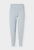 Hellblaue Leggings mit hoher Taille und schlanker Passform mit Seitentaschen, flach vor weißem Hintergrund dargestellt.
